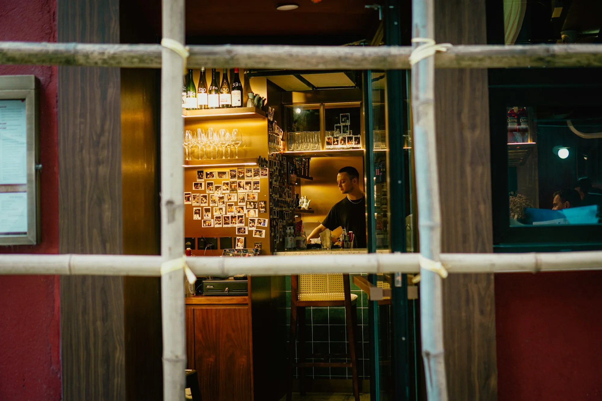 L'ingresso della vineria visto dal vicolo