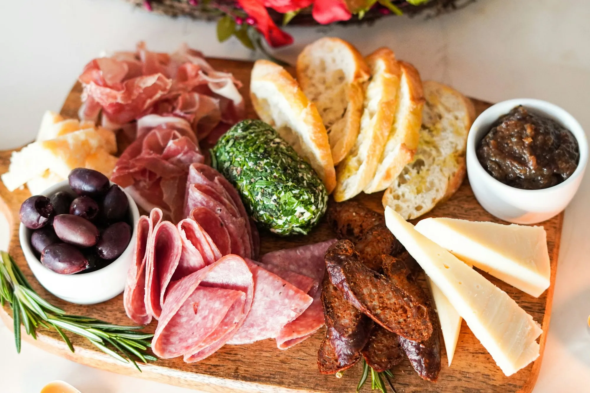Un tagliere di salumi e formaggi